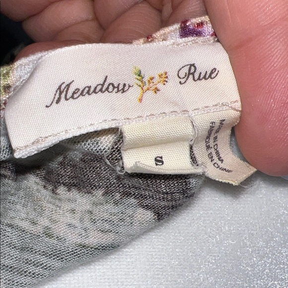 Floral Sleeveless Top with Lace Detail - Picture 7 of 8